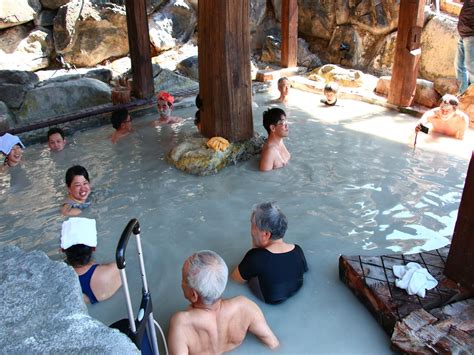 混浴のエロ画像113枚 温泉で他の入浴客におっぱいを露出する変。